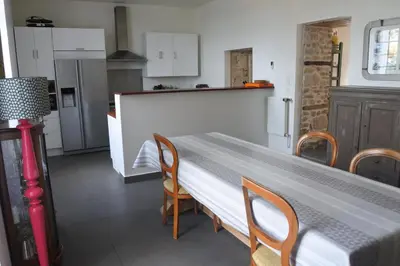 Cuisine ou kitchenette dans l'établissement Maison de village spacieuse et confortable