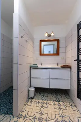Salle de bains dans l'établissement La Roche des Bois, maison classée *** (8 pers)