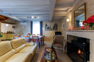 Coin salon dans l'établissement La Roche des Bois, maison classée *** (8 pers)