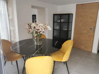 Coin salon dans l'établissement Jolie maison en pierres avec piscine et parking