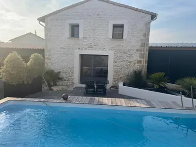 Piscine de l'établissement Jolie maison en pierres avec piscine et parking ou située à proximité