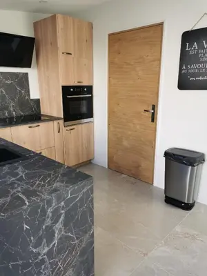 Cuisine ou kitchenette dans l'établissement Jolie maison en pierres avec piscine et parking