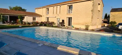 Piscine de l'établissement Gîte La Gloriette proche Futuroscope ou située à proximité