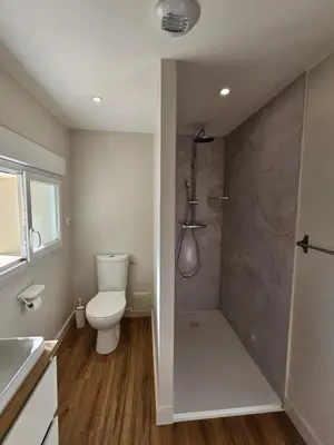 Salle de bains dans l'établissement Gîte La Gloriette proche Futuroscope