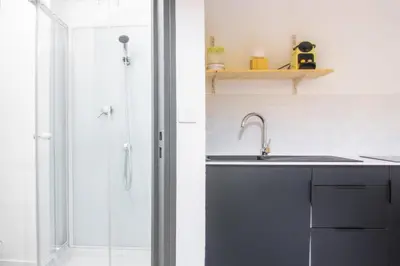 Cuisine ou kitchenette dans l'établissement Le OSLO, à 50m de la gare TV connecté+Fibre