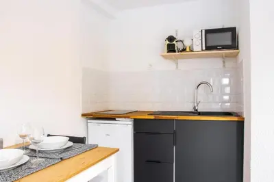 Cuisine ou kitchenette dans l'établissement Le OSLO, à 50m de la gare TV connecté+Fibre