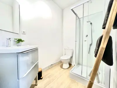 Salle de bains dans l'établissement Le Descartes, à 50m de la gare Fibre/TV connecté