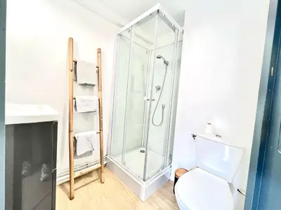 Salle de bains dans l'établissement Le Carnot, à 50m de la gare de Poitiers !