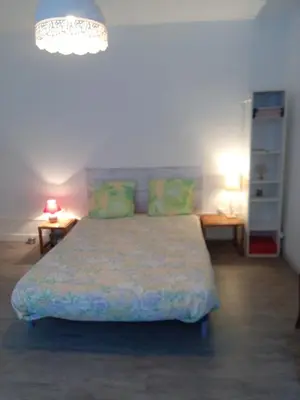 Un ou plusieurs lits dans un hébergement de l'établissement Chambre avec sa salle de bain privative, Vieux-Cognac