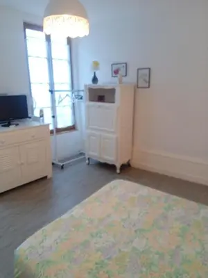 Un ou plusieurs lits dans un hébergement de l'établissement Chambre avec sa salle de bain privative, Vieux-Cognac