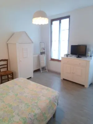 Télévision ou salle de divertissement dans l'établissement Chambre avec sa salle de bain privative, Vieux-Cognac