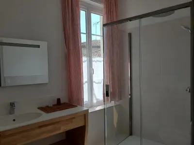 Salle de bains dans l'établissement Logis des Tourelles