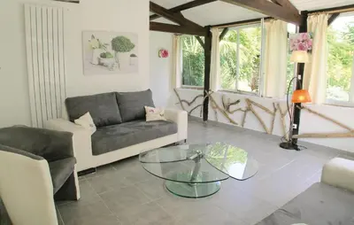 Coin salon dans l'établissement Amazing Home In Rioux