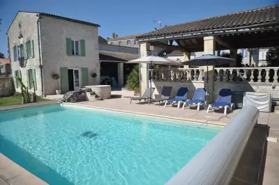 Piscine de l'établissement Le Hangar ou située à proximité