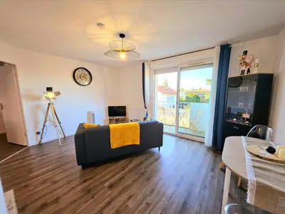 Télévision ou salle de divertissement dans l'établissement Appartement Résidentiel avec parking/Proche Centre