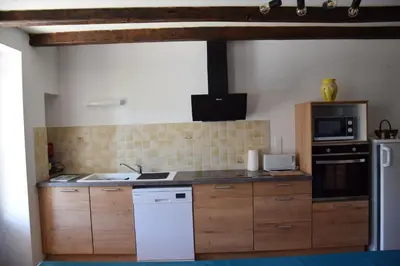 Cuisine ou kitchenette dans l'établissement Maison charismatique à Saint-Germier avec jardin clôturé.