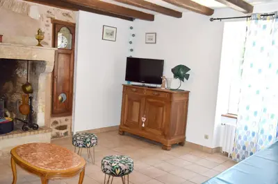 Télévision ou salle de divertissement dans l'établissement Maison charismatique à Saint-Germier avec jardin clôturé.
