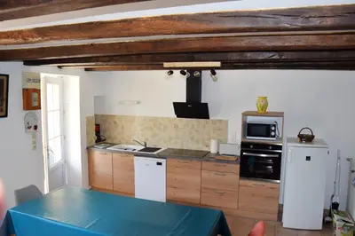 Cuisine ou kitchenette dans l'établissement Maison charismatique à Saint-Germier avec jardin clôturé.