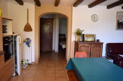 Cuisine ou kitchenette dans l'établissement Maison charismatique à Saint-Germier avec jardin clôturé.