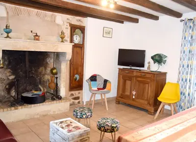 Télévision ou salle de divertissement dans l'établissement Maison charismatique à Saint-Germier avec jardin clôturé.