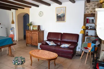Coin salon dans l'établissement Maison charismatique à Saint-Germier avec jardin clôturé.