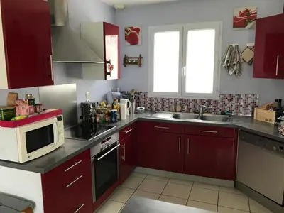 Cuisine ou kitchenette dans l'établissement Belle Maison au calme 4 à 6 pers. 25mn Futuroscope