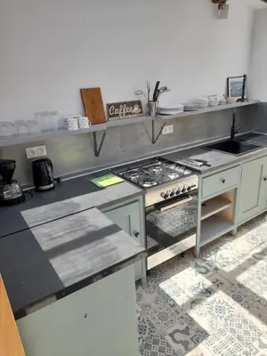 Cuisine ou kitchenette dans l'établissement Butterfly Cottage