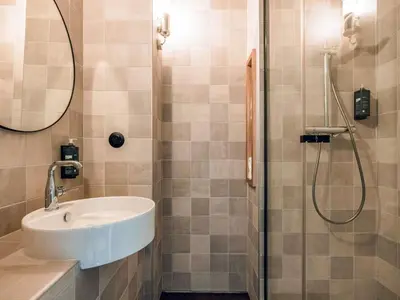 Salle de bains dans l'établissement ibis Styles La Rochelle Centre Gare