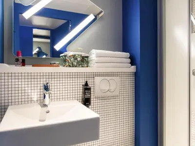 Salle de bains dans l'établissement ibis Budget La Rochelle Centre gare
