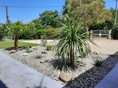 Jardin de l'établissement Gite 4 personnes avec piscine entre Saintes et Royan