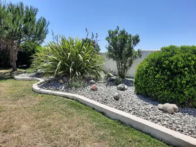 Jardin de l'établissement Gite 4 personnes avec piscine entre Saintes et Royan