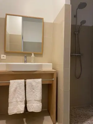 Salle de bains dans l'établissement La Maison du Petit Jacques - Mirabelle Cottage