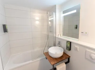 Salle de bains dans l'établissement Hôtel Inn Design La Rochelle