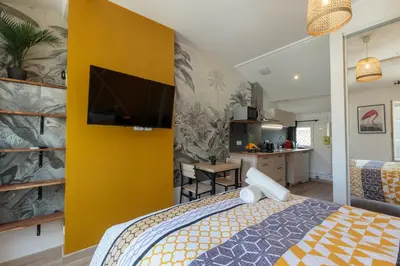 Télévision ou salle de divertissement dans l'établissement Cosy Apparts Saintes