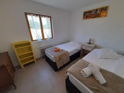 Un ou plusieurs lits dans un hébergement de l'établissement Longère restaurée avec piscine chauffée, terrasse et barbecue à Archigny - FR-1-541-89