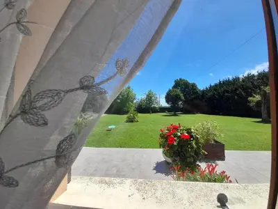 Jardin de l'établissement Longère restaurée avec piscine chauffée, terrasse et barbecue à Archigny - FR-1-541-89