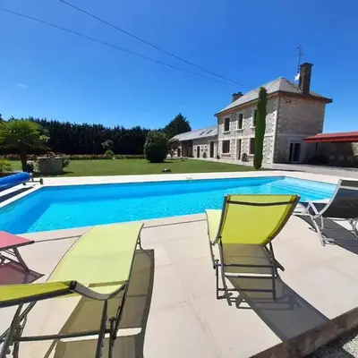 Longère restaurée avec piscine chauffée