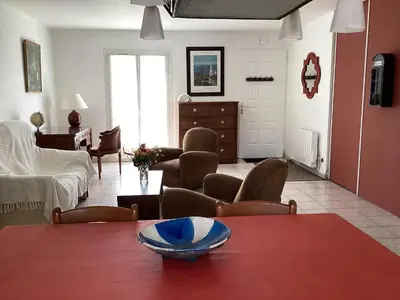 Télévision ou salle de divertissement dans l'établissement Maison chaleureuse 2 chambres