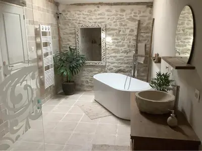 Salle de bains dans l'établissement Gîte vallée magique Panissaud