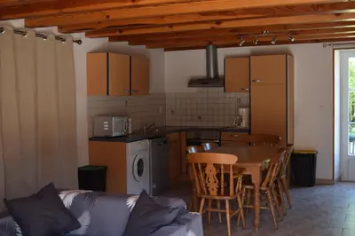 Cuisine ou kitchenette dans l'établissement La Maison des Grands Bambous - L'Angoumois L'Aunis La Saintonge La Boutonne