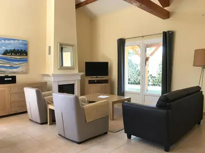 Télévision ou salle de divertissement dans l'établissement Villa in Les Forges with Golf & Pool Access