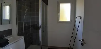 Salle de bains dans l'établissement Maison neuve 66 bis
