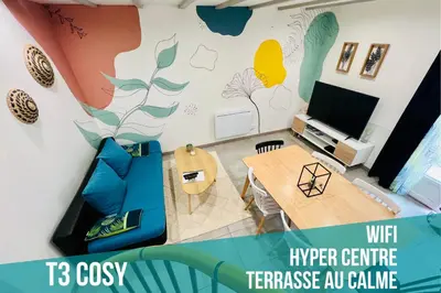 Télévision ou salle de divertissement dans l'établissement T3 COSY MAISON DE VILLE TERRASSE AU CALME