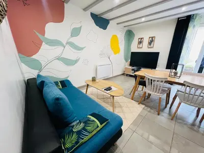 Télévision ou salle de divertissement dans l'établissement T3 COSY MAISON DE VILLE TERRASSE AU CALME