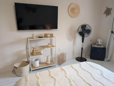 Télévision ou salle de divertissement dans l'établissement Au domaine de Gigie