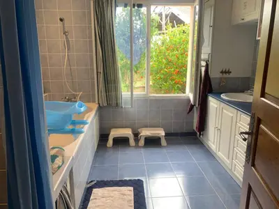 Salle de bains dans l'établissement La Maison aux Roses