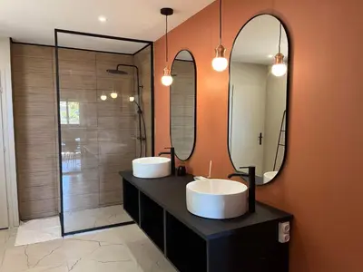 Salle de bains dans l'établissement Les Camélias proche La Rochelle