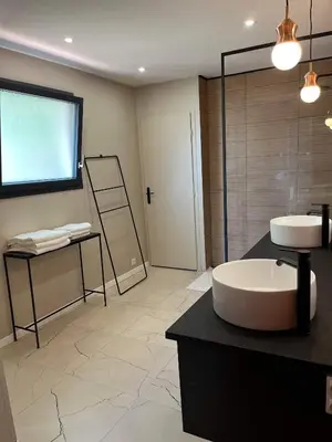 Salle de bains dans l'établissement Les Camélias proche La Rochelle
