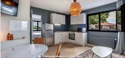 Cuisine ou kitchenette dans l'établissement Les Camélias proche La Rochelle