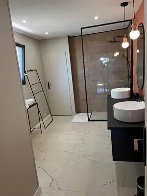 Salle de bains dans l'établissement Les Camélias proche La Rochelle